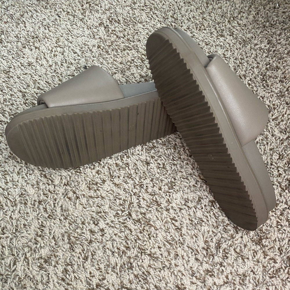H&M Slides/SOLD - Picture 3 of 9